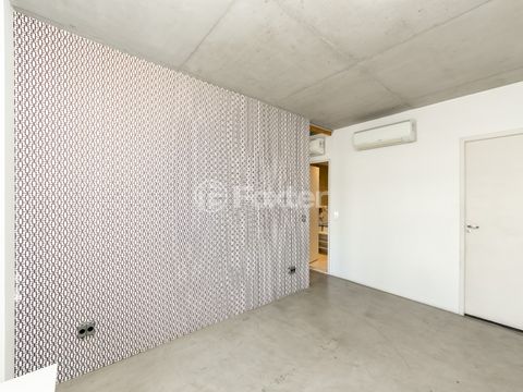 Image 19 - 919330