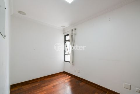 Image 15 - 919618