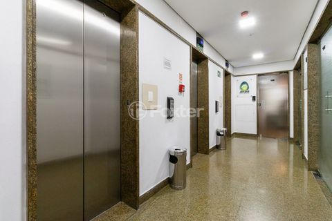 Image 16 - 919744