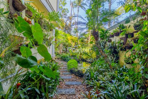 Image 8 - 922083