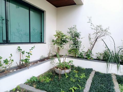 Image 3 - 922356