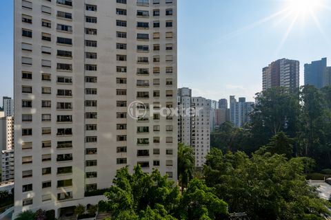 Image 8 - 923685