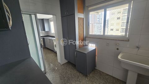 Image 17 - 927850