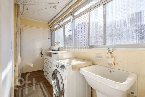 Image 11 - 928015