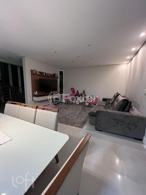 Image 3 - 928031
