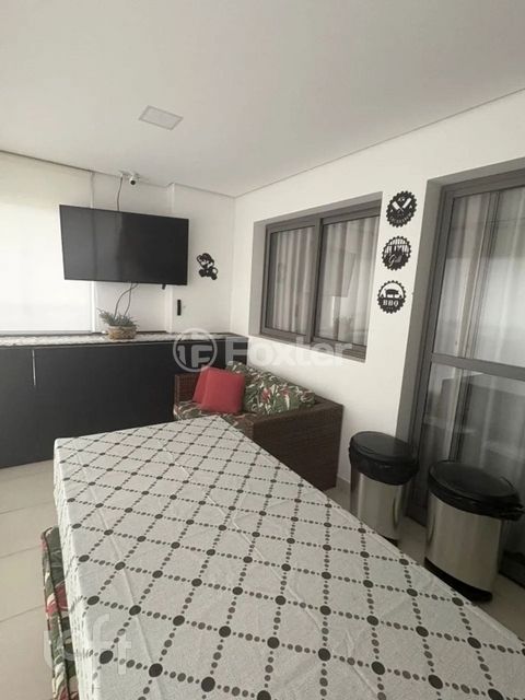 Image 3 - 928057