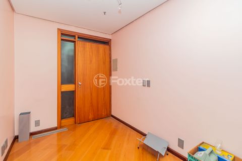 Image 8 - 928329