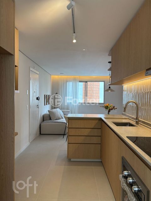 Image 6 - 930555