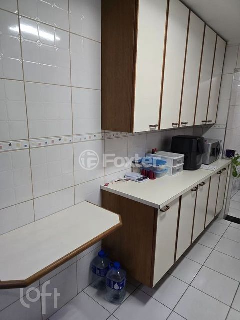 Image 6 - 930556