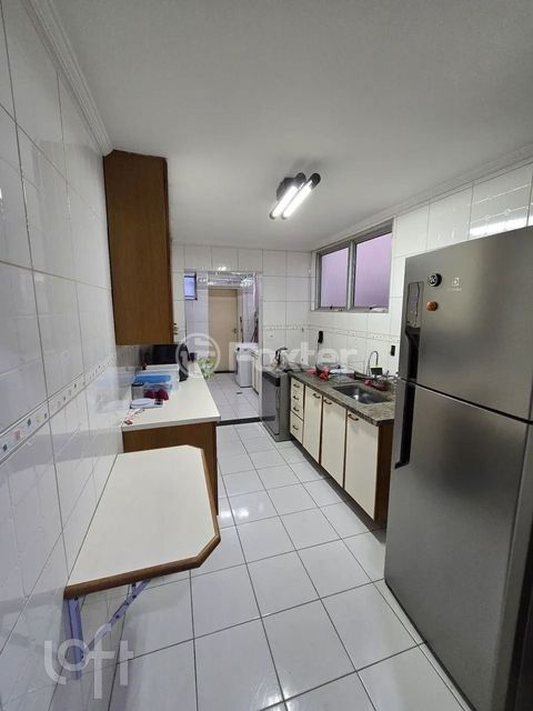 Image 5 - 930556