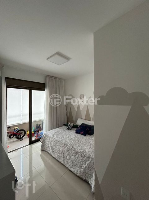 Image 7 - 930690