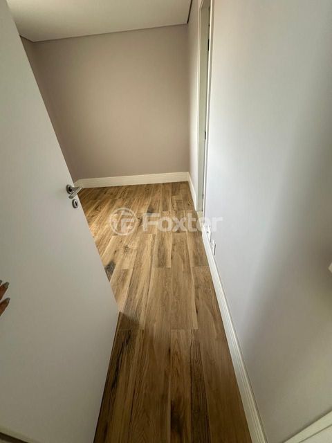 Image 7 - 930775