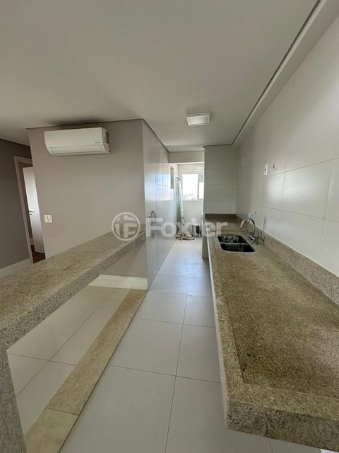 Image 5 - 930775
