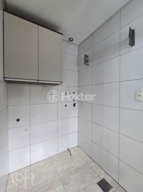 Image 17 - 930943