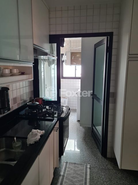 Image 7 - 931008