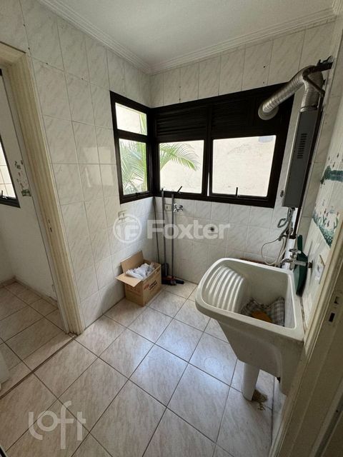 Image 6 - 931049