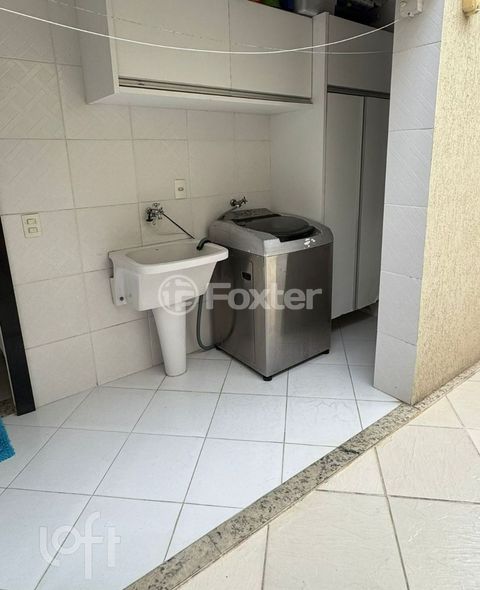 Image 3 - 931761