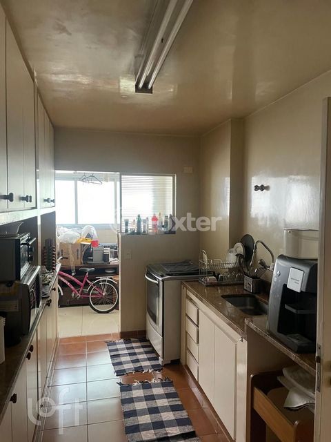 Image 3 - 931796