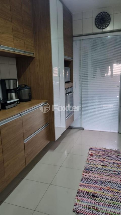 Image 7 - 932000