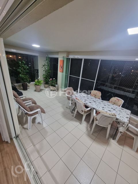 Image 7 - 932741